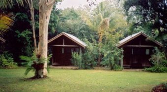 304hutsatlodge.jpg (20484 bytes)