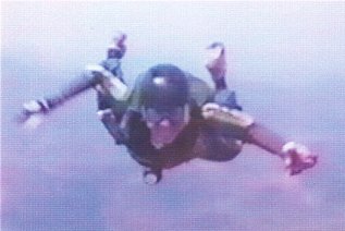 19infreefall2.jpg (14213 bytes)