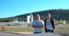 046oldfaithfulgeyserbasinbakk.jpg (9774 bytes)