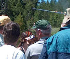 099westthumbrangertrackinggrissly.jpg (31021 bytes)